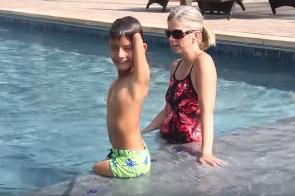 DEČAKA IZ SRBIJE BEZ RUKU I NOGU USVOJILA JE AMERIKANKA: Ovaj maleni HEROJ dobija zasluženu MEDALJU! (VIDEO)