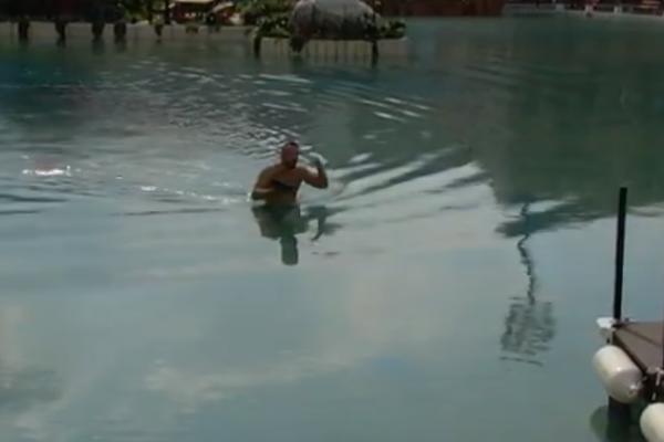 ZABORAVILI GA I OSTAVILI BEZ ČAMCA! Vladimir uleteo u jezero i preplivao do prodavnice i hrane