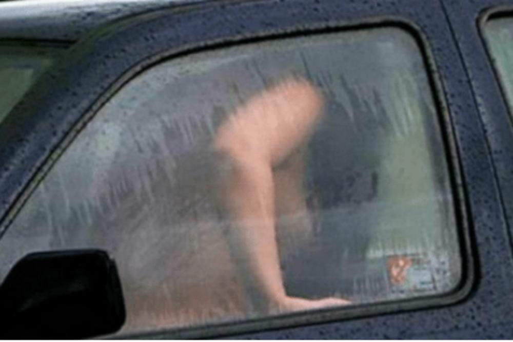 TRI ŽENE NAPASTVOVALE MUŠKARCA: Otele ga u crnom BMW-u, ali im nije išlo od ruke pa su morale da mu daju OVO! AU!