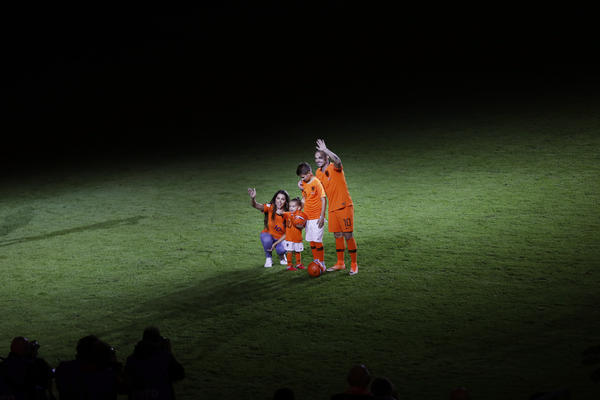 Veličanstven oproštaj Veslija Snajdera: Legenda sa porodicom na kauču gledala TV!