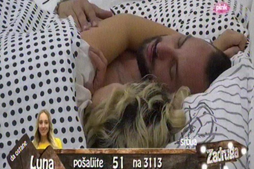 Dugo je bila verna dečku... Mina Vrbaški završila s Jovicom u krevetu! (VIDEO)