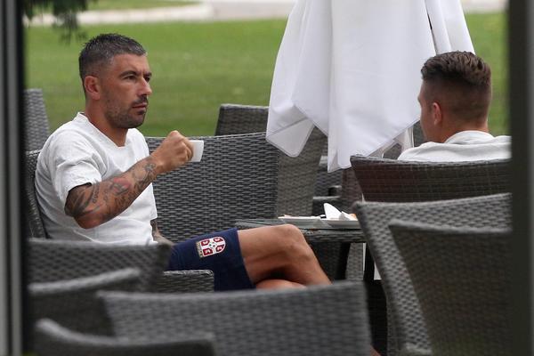 Kolarov iskreno: Atmosfera nije sjajna zato i ne očekujem mnogo navijača protiv Rumunije!