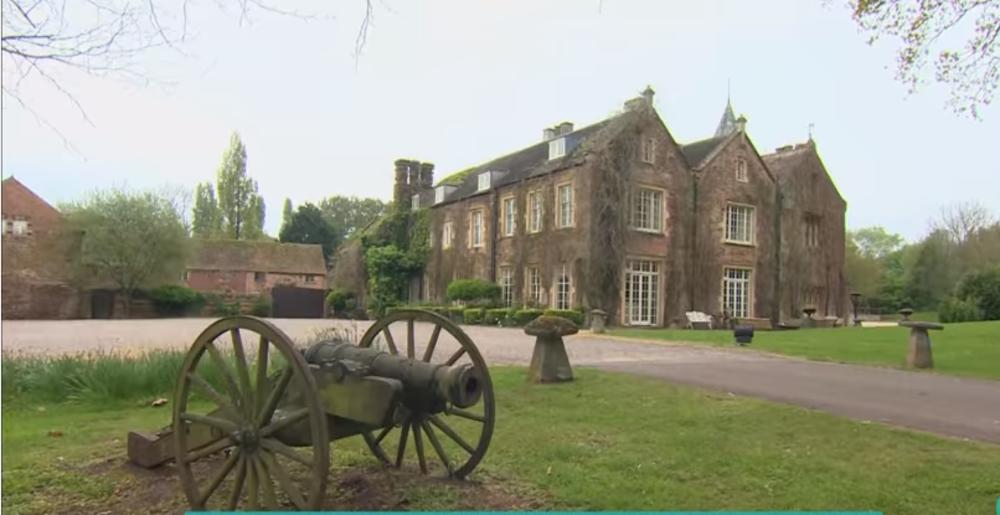 Jedan od njegovih dvoraca  