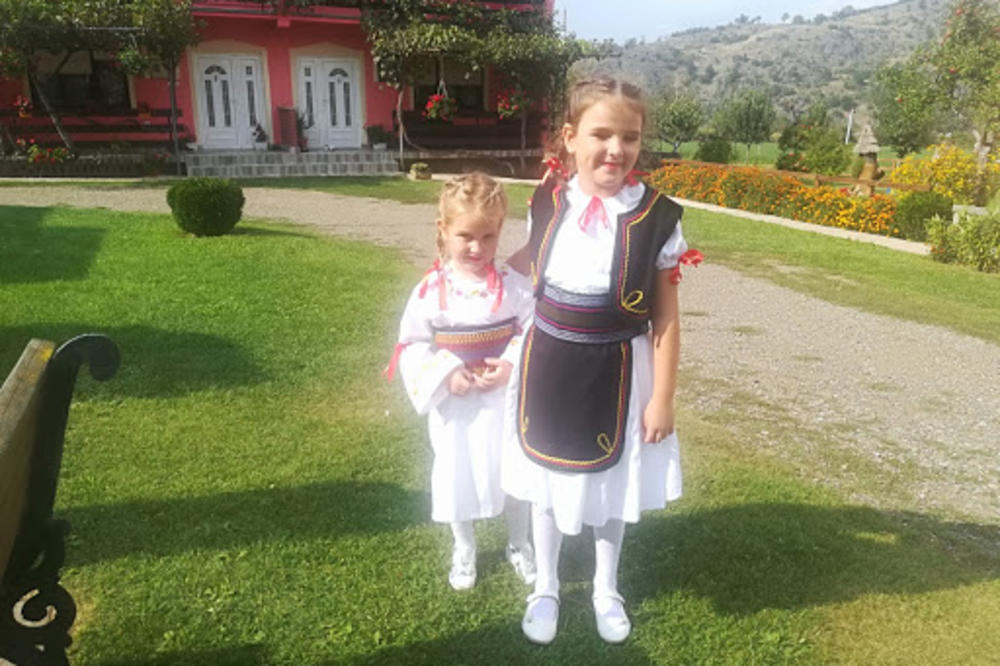 KRISTINA (8) i NAĐA (4) ĆE DOČEKATI VUČIĆA U LEPOSAVIĆU! Devojčice u narodnim nošnjama sa pogačom spremne za dolazak predsednika (VIDEO)