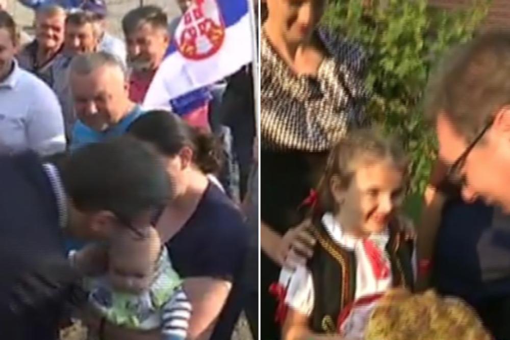 PRVO JE POLJUBIO BEBU, a onda od male Kristine (8) UZEO POGAČU I SO! Vučić ugošćen u porodici Kovačević (FOTO)