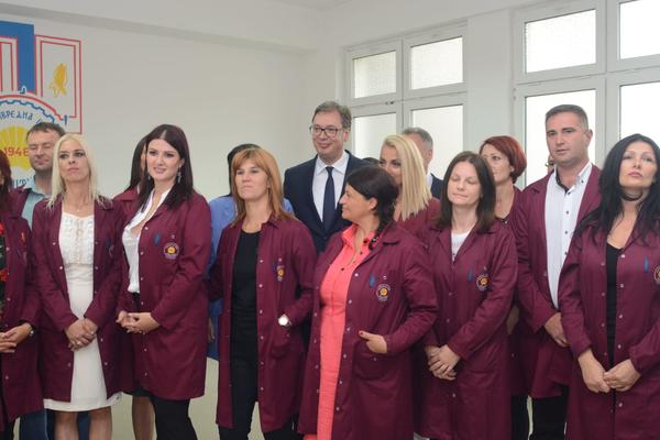 U TREPČU ĆEMO ULOŽITI 13 MILIONA EVRA: Vučić posetio Poljoprivrednu školu u LEŠKU! Dočekan uz pesmu SVILEN KONAC! (FOTO)