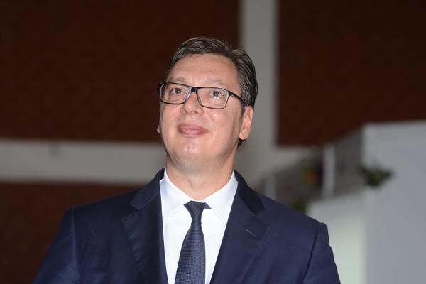 PALMA MI JE REKAO, LJUDI KAD OVO VIDE IMA DA UZMU KONOPČE I DA SE OBESE: Vučić na izbornoj skupštini JS