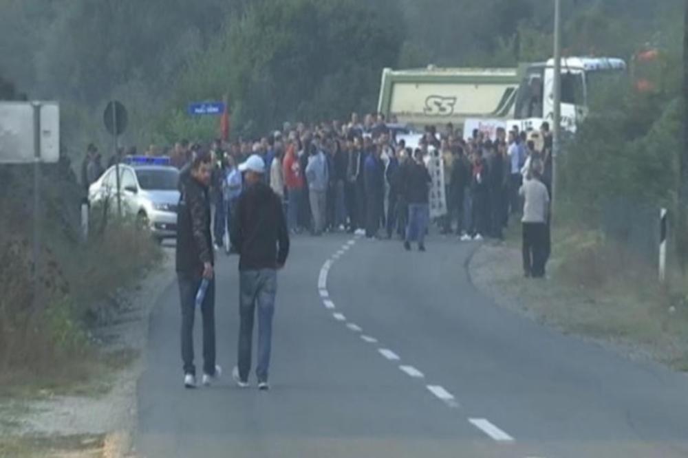 VUČIĆU, NEĆEŠ PROĆI! VUČIĆU, VRATI SE! Ovako izgleda blokada veterani OVK na putu ka Banjama, ČULI SU SE PUCNJI, NA NOGAMA SU STOTINE ALBANACA (FOTO)
