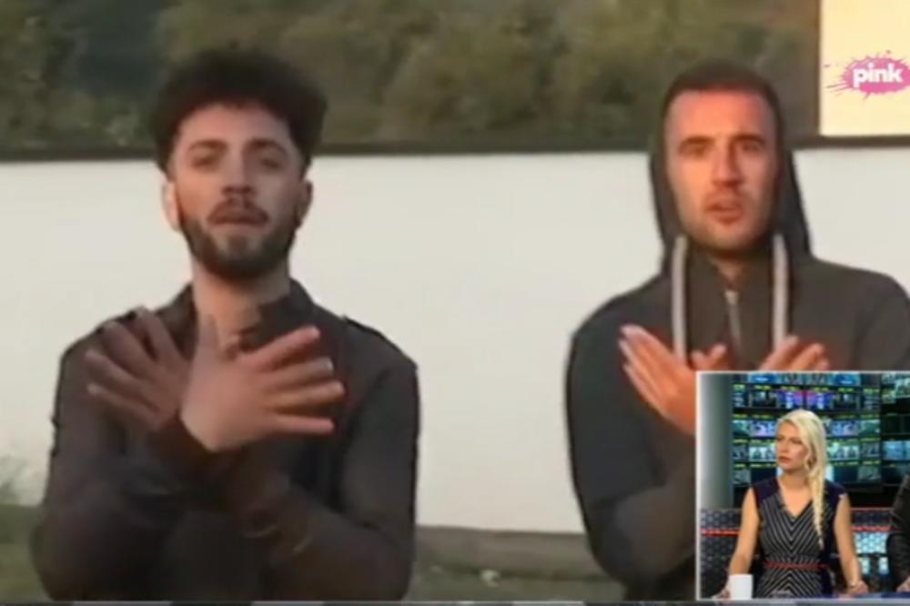 ALBANSKI EKSTREMISTI NA NOGAMA, u kameru srpske TELEVIZIJE njih dvojica su ISTICALA DVOGLAVOG ALBANSKOG ORLA! (FOTO)