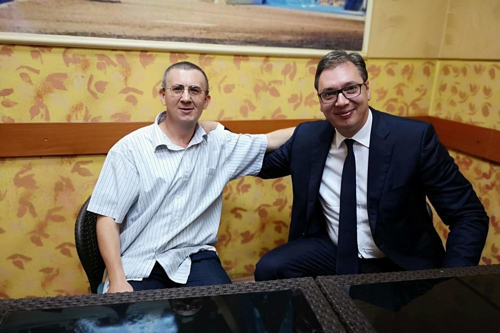 Vučić se u Mitrovici video s Fikretom, drugom iz vojske: PREDSEDNIK SE PODSETIO VOJNIČKIH ANEGDOTA (FOTO)