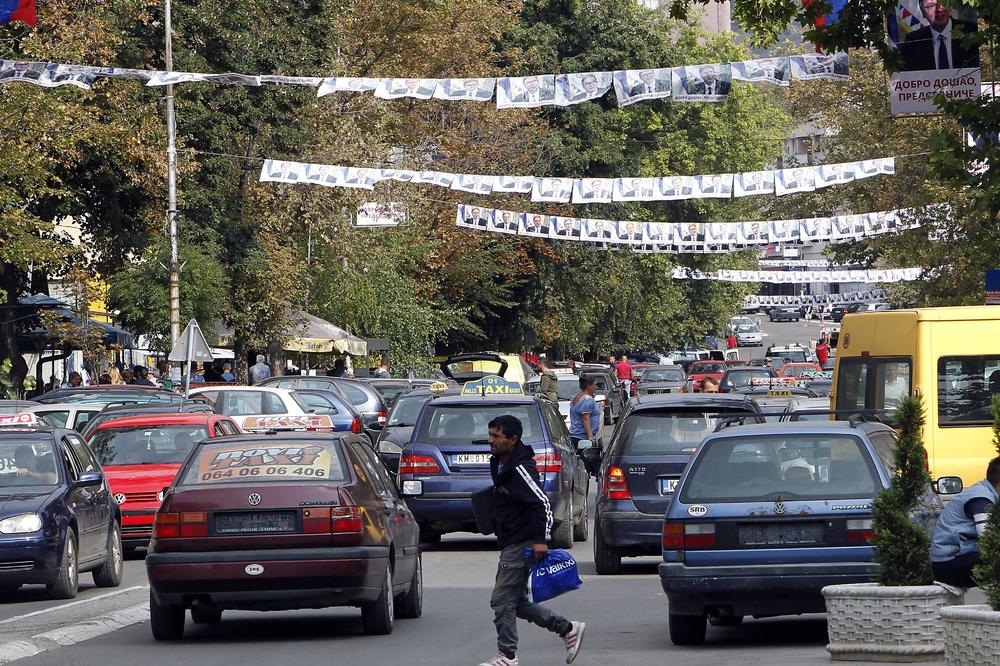 SPECIJALNE JEDINICE NA MOSTU NA IBRU: Okupljaju se Albanci iz južne Mitrovice, sirene se i dalje čuju