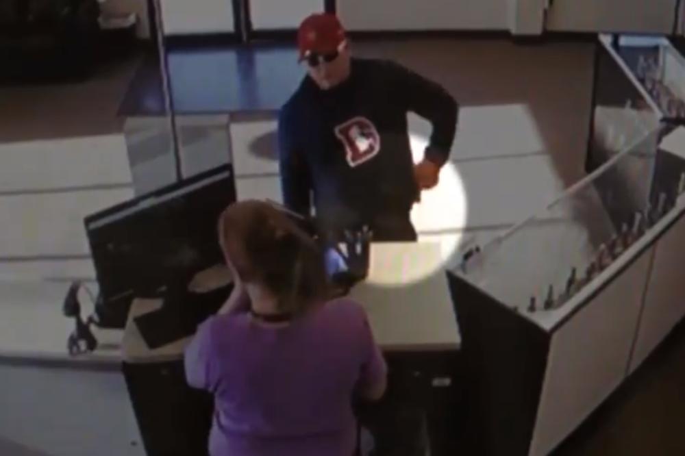 ON NOSI TITULU NAJSMOTANIJEG PLJAČKAŠA SVIH VREMENA: Prvo mu je ispao PIŠTOLJ, a dok je bežao i PANTALONE! (VIDEO)