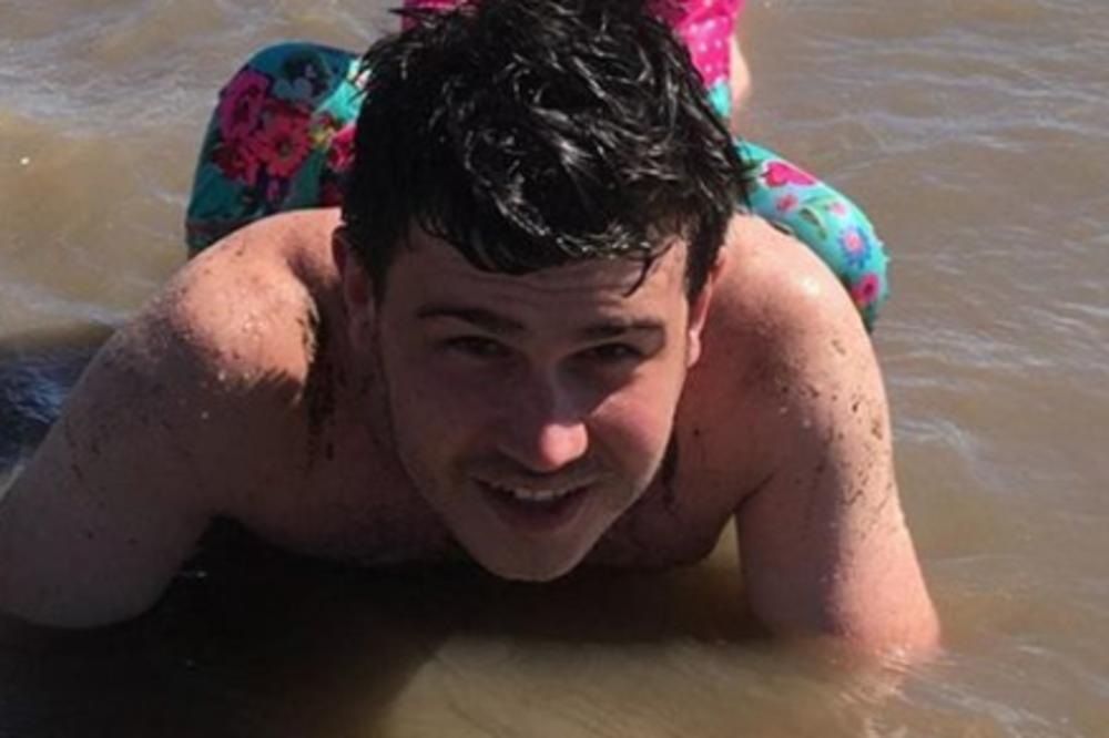 MLADIĆ (25) SE SRUŠIO ispred noćnog kluba i bez svesti ostao da leži narednih 20 MINUTA! REAKCIJE LJUDI SU VRLO BEZDUŠNE (FOTO)