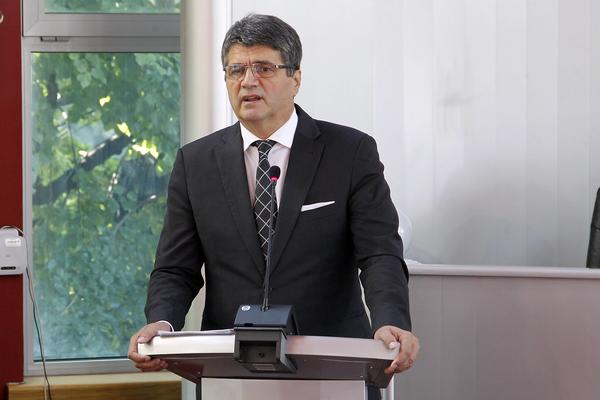 ZVERI U UNIFORMAMA DARKU BULATOVICU UVRTALE RUKU I BACALE GA NA AUTOMOBIL: Ovo su detalji napada na gradonačelnika Niša!