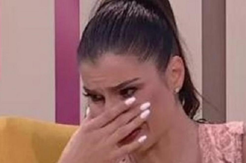 NIJE MOGLA DA SE KONTOROLIŠE! Mia Borisavljević zbog SMRTI OCA zaplakala u emisiji, prekinuli program! (FOTO)