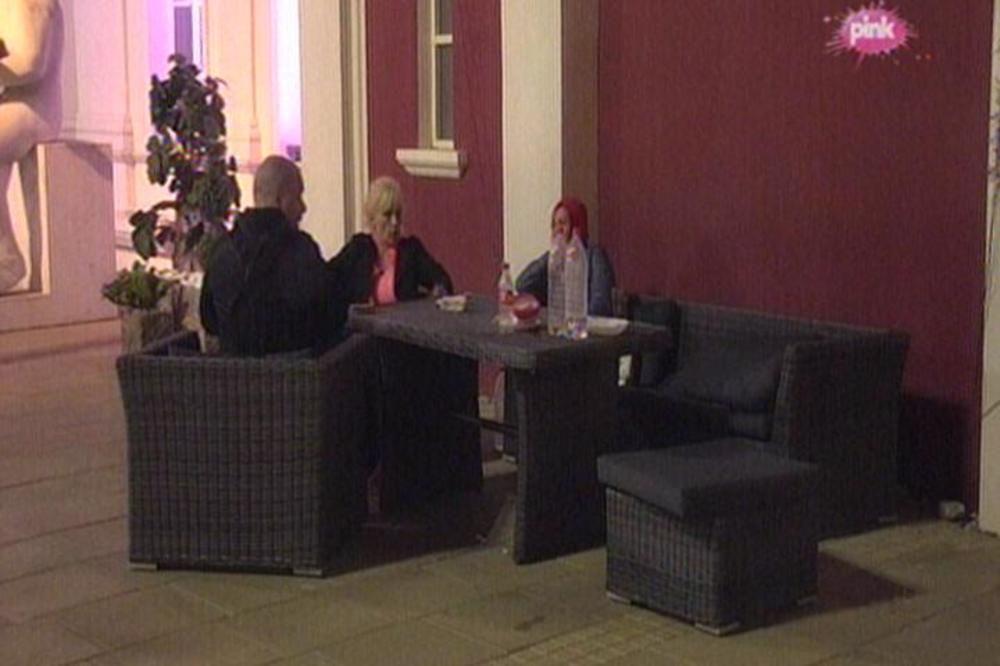 TI SI SKLONA TOME DA LAŽEŠ I AKO ME ZLOUPOTREBIŠ, POSVAĐAĆEMO SE: Oni su napolju najbolji prijatelji, ali sinoć su sevnule varnice i on joj je žestoko zapretio (VIDEO)