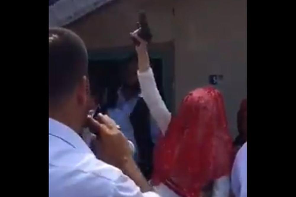 NAIZGLED OBIČNA MLADA, PREKRIVENA CRVENIM VELOM: A onda je uzela pištolj u ruke i krenula je grmljavina! (VIDEO)