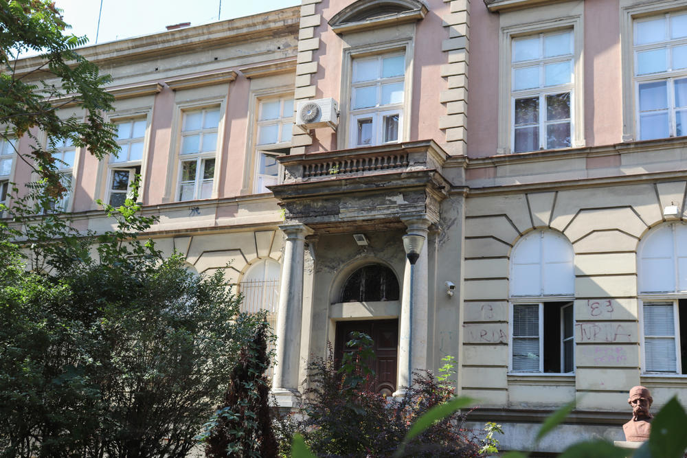 Stari ulaz u školu koji je zatvoren  