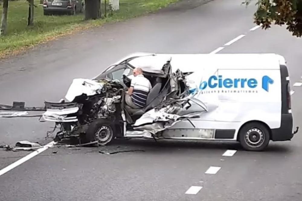 IZBEGAO SMRT ZA DLAKU: Kombi potpuno smrskan u sudaru, a VOZAČU NIŠTA! Kamera sve zabeležila! (UZNEMIRUJUĆI VIDEO)