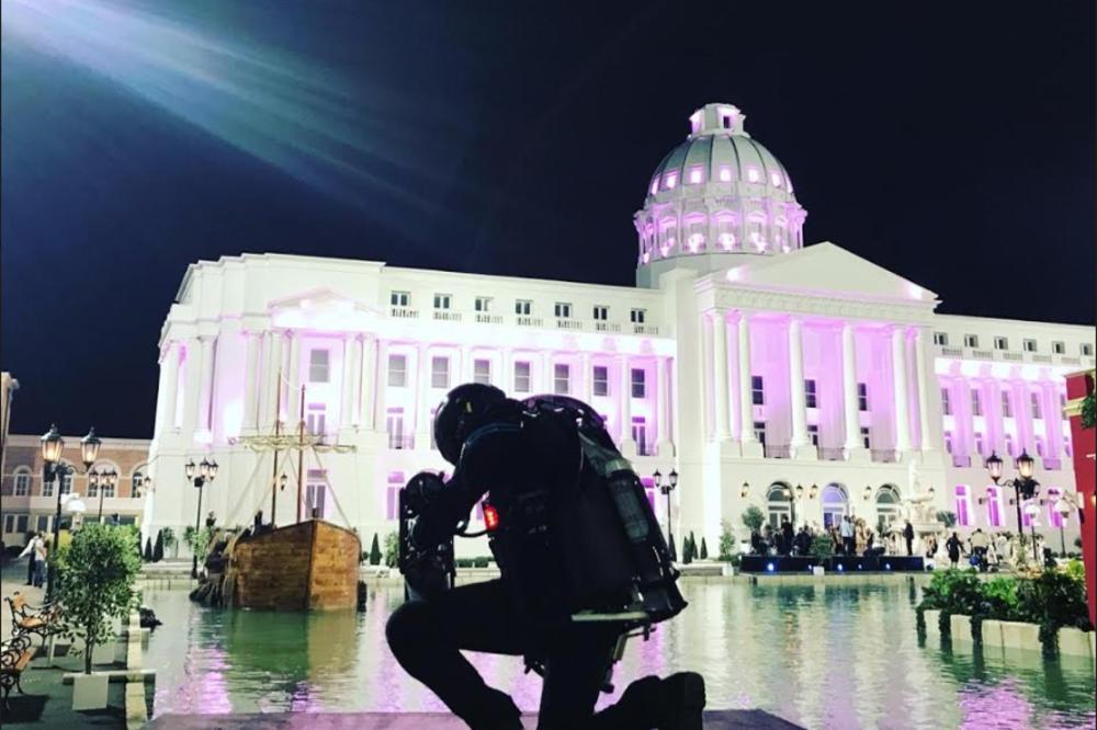 UPOZNAJTE LETEĆEG ČOVEKA: On svakodnevno prkosi gravitaciji i pomera granice, a evo kako je opisao "ZADRUGU"!