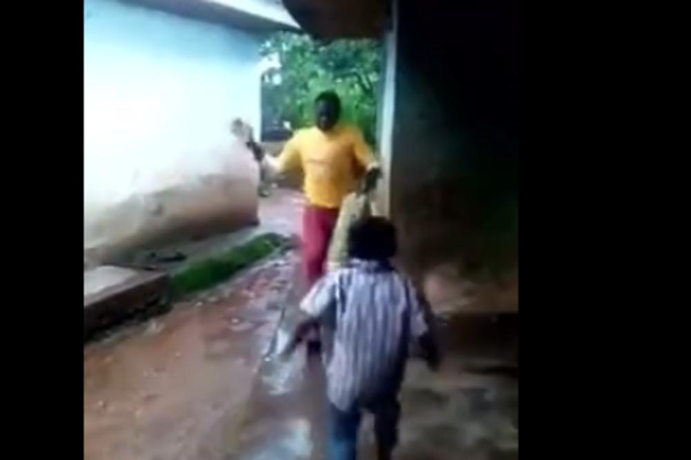 OVOG OCA SVI OSUĐUJU: Sinovi su mu potrčali u susret, a on je uradio nešto JEZIVO! (VIDEO)