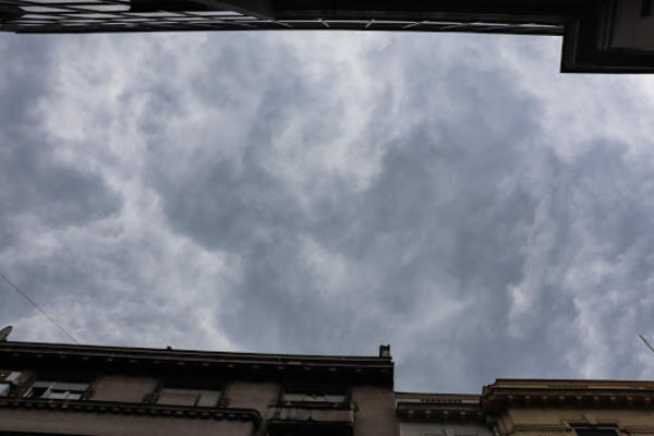 AKO STE NA ULICI, BOLJE NAĐITE ZAKLON! Crno nebo nad Beogradom, SPREMA SE OPASNO NEVREME!