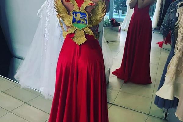 Devojka sa MISTERIOZNOM haljinom se pojavila na društvenoj mreži i izazvala brojne komentare! (FOTO)