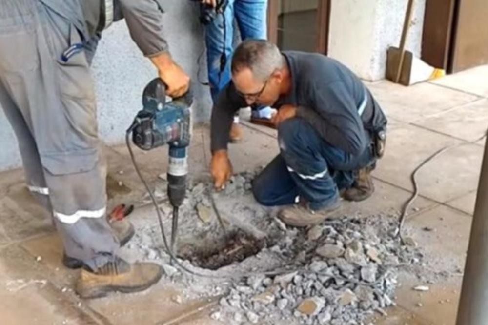 DANIMA SU SLUŠALI ČUDNE JECAJE, PA SU SHVATILI DA DOLAZE IZ BETONA! Kada su razvalili pod, imali su šta da vide! (VIDEO)