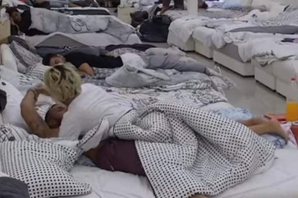 LILA JE SUZE ZBOG DEČKA, A ONDA JE PONOVO ZAVRŠILA S NJIM U KREVETU: Mina i Jovica se dohvatili, sve je prštalo od strasti! Svima je bilo neprijatno! (VIDEO)