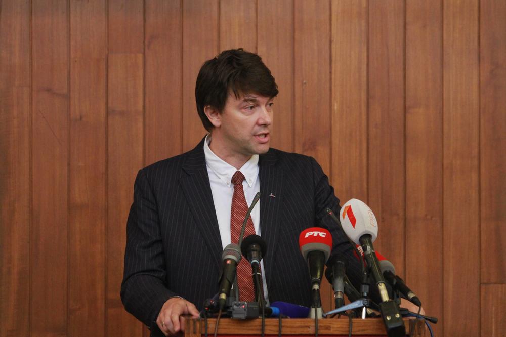 JOVANOVIĆ: Svaka normalna vlast se u septembru bavi uspešnim početkom školske godine, unapređenjem javnog prevoza, a ne postavljanjem novogodišnje rasvete!
