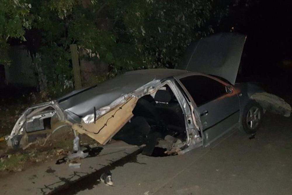 Mladić (25) se DIREKTNO ZAKUCAO u zid kuće, OD SILINE UDARA AUTO SE PREPOLOVIO! Horor kod NS, on ČUDOM PREŽIVEO (UZNEMIRUJUĆI FOTO)