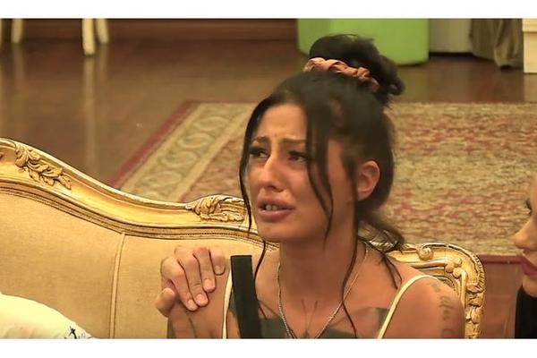 PRODUKCIJA NA MUKAMA: Majka Izabele Anderson želi da izvede svoju ćerku iz rijalitija! Očajna zbog ćerkine veze sa Benjaminom, pa osula paljbu po takmičaru!