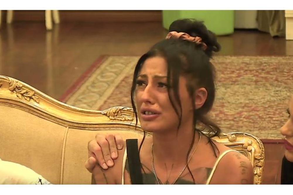 PRODUKCIJA NA MUKAMA: Majka Izabele Anderson želi da izvede svoju ćerku iz rijalitija! Očajna zbog ćerkine veze sa Benjaminom, pa osula paljbu po takmičaru!