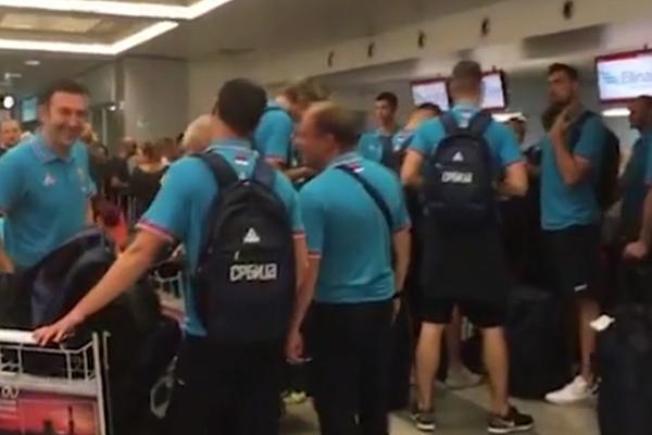 Srpski košarkaši prošli kroz dramu na aerodromu Nikola Tesla: Više od 5 sati čekali da polete za Grčku!