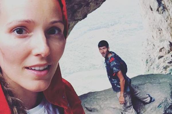 Neko se plaši visine, a neko se oduševljeno penje još više: Jelena nikad viđenim fotkama i fantastičnom porukom podsetila na Novakov prelomni trenutak kad je bio na ivici ambisa!