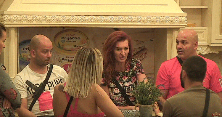 TI SI JEDNA MUŠKA P*ČKA, NE ZANIMAŠ ME VIŠE: Slađa ravezala jezik pa spustila Lakića pred devojkom! Objavila rat bivšem dečku svoje ćerke!