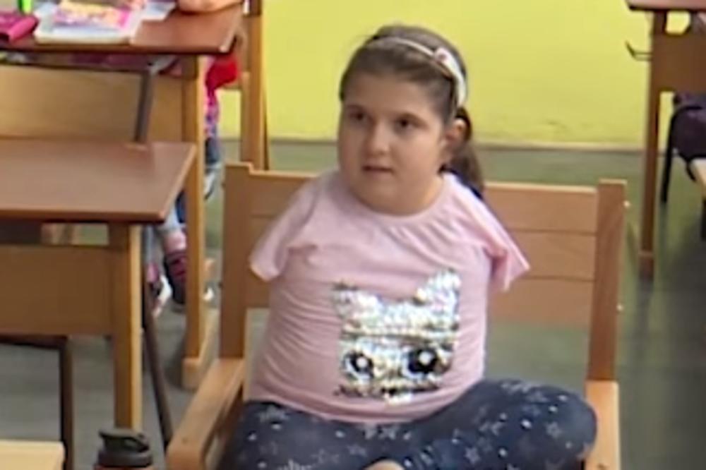 ŽIVOT JE BIO SUROV PREMA OVOJ DEVOJČICI, ALI ONA NIJE ODUSTALA! Rođena je bez ruku, ali onda je otkrila svoj neverovatni talenat!