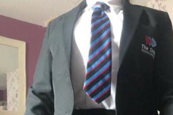 Devojku su izbacili iz škole zbog SUKNJE, ali nije DUŽINA problem! Razlog je potpuno SUMANUT, a njenu majku je izbacio iz takta (FOTO)