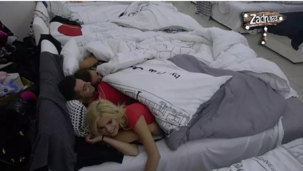 Danas je razmenjivao nežnosti s dve zadrugarke  