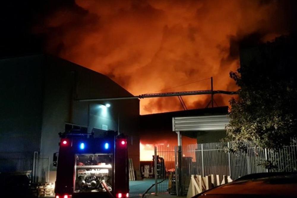 ŽESTOKA EKSPLOZIJA I POŽAR U NOVOM SADU: Vatrogasci se cele noći borili sa VATRENOM STIHIJOM! (VIDEO)
