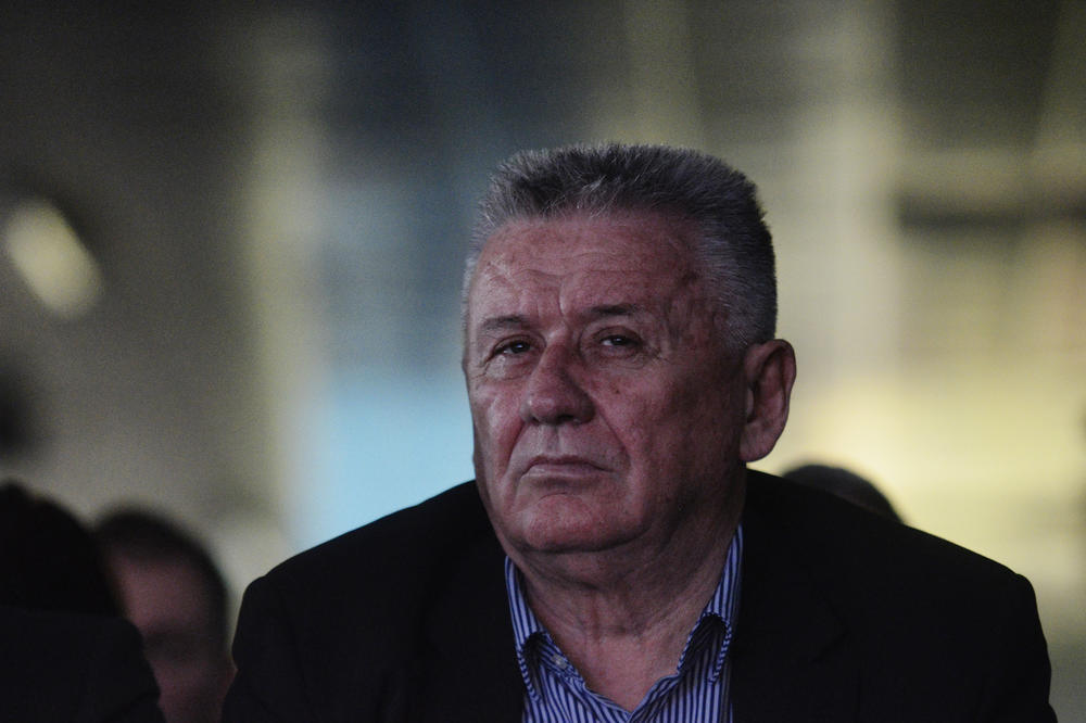 VELJU ILIĆA UJELA ZMIJA!