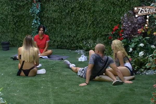 STANIJA POSTALA LUNIN GURU! Dok je Đoganijeva opet pričala kako je svi mrze dobila je sledeće pitanje: Ti si jako napredna devojka, sa 22 si uspela da MAZNEŠ TUĐEG MUŽA!