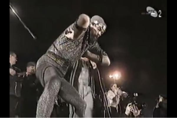 ČETNIK U HELANKAMA, ERA I BLIZANCI: Da li je ovaj snimak zaslužio epitet NAJBIZARNIJEG na srpskom netu? (VIDEO)