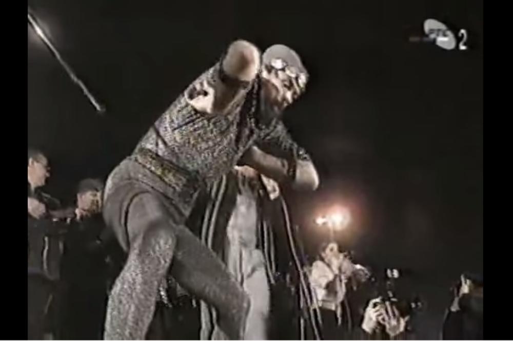 ČETNIK U HELANKAMA, ERA I BLIZANCI: Da li je ovaj snimak zaslužio epitet NAJBIZARNIJEG na srpskom netu? (VIDEO)