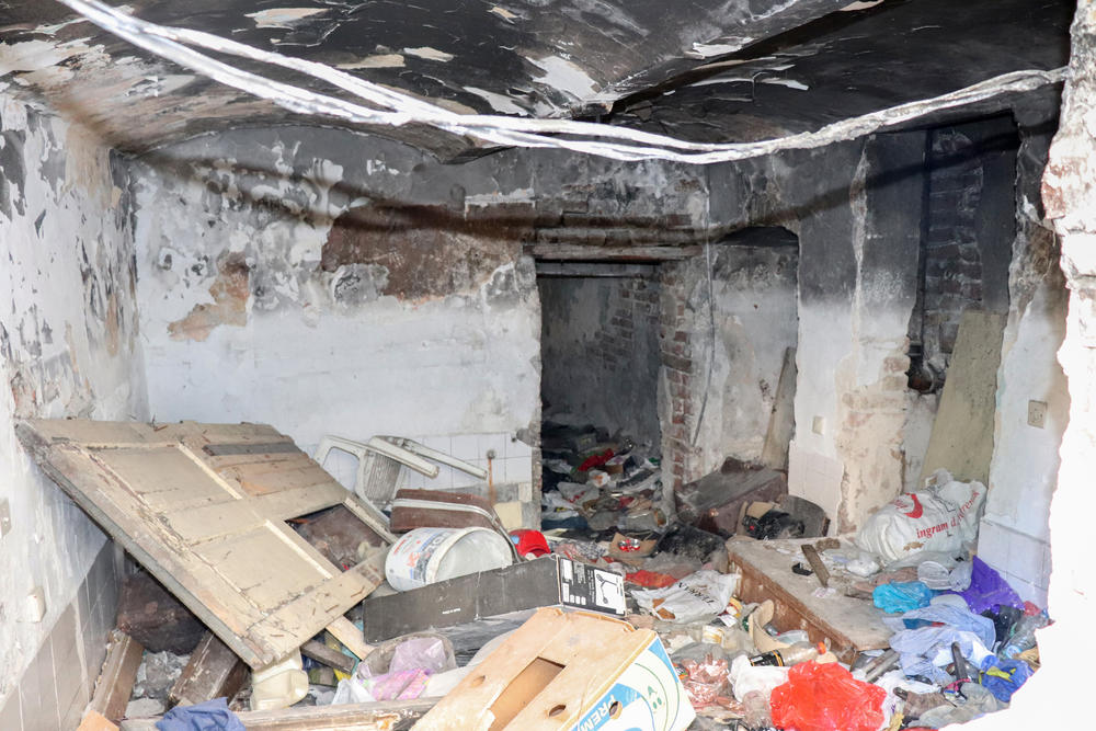 Smeće koje se nalazi unutar orunule građevine  