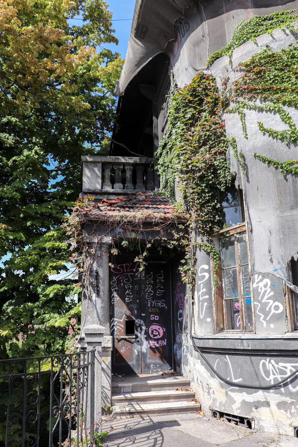 Ulaz ispred zgrade u Kneza Miloša  