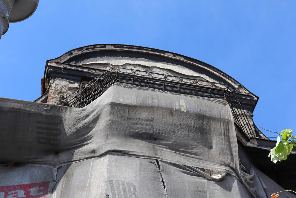 Oronuli deo  ispred ulice  