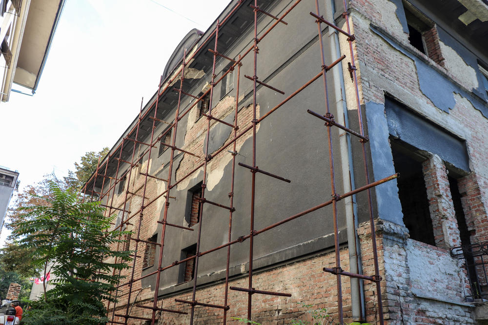 Početak renoviranja i obustavljanje  