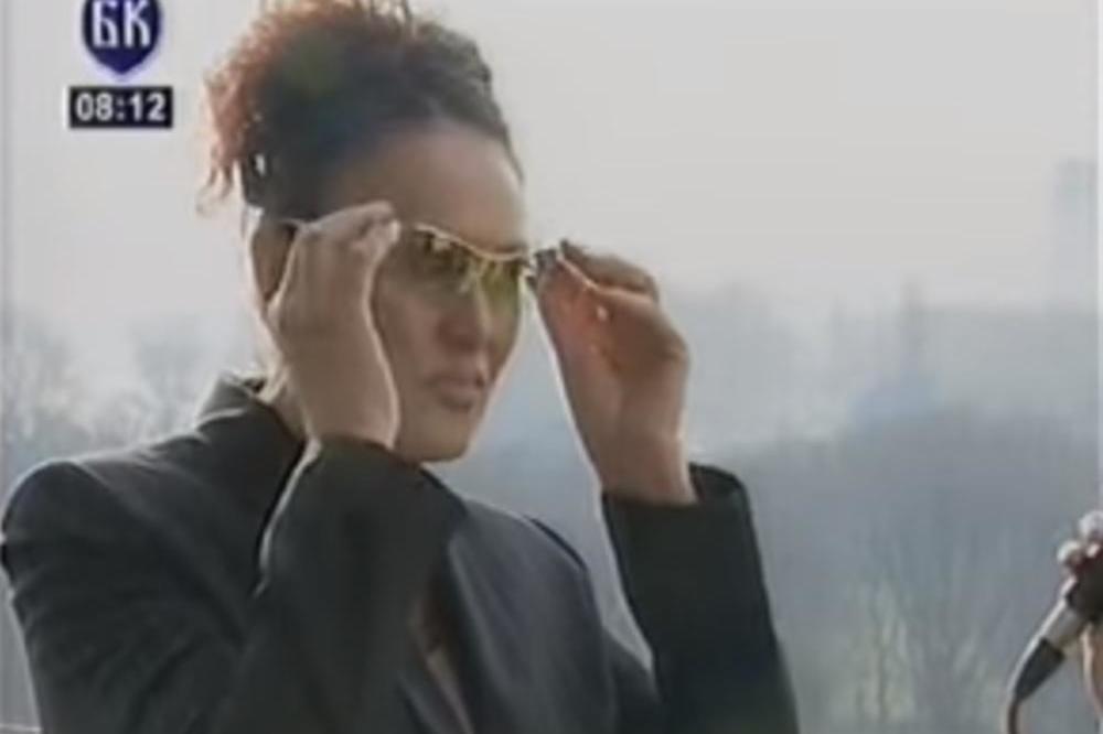 MOŽETE LI DA NASLUTITE KO JE OPASNA DAMA SA FOTOGRAFIJE? Snimak je iz 2005. godine, a na njemu MOŽETE LI DA NASLUTITE KO JE OPASNA DAMA SA FOTOGRAFIJE? Snimak je iz 2005. godine, a na njemu