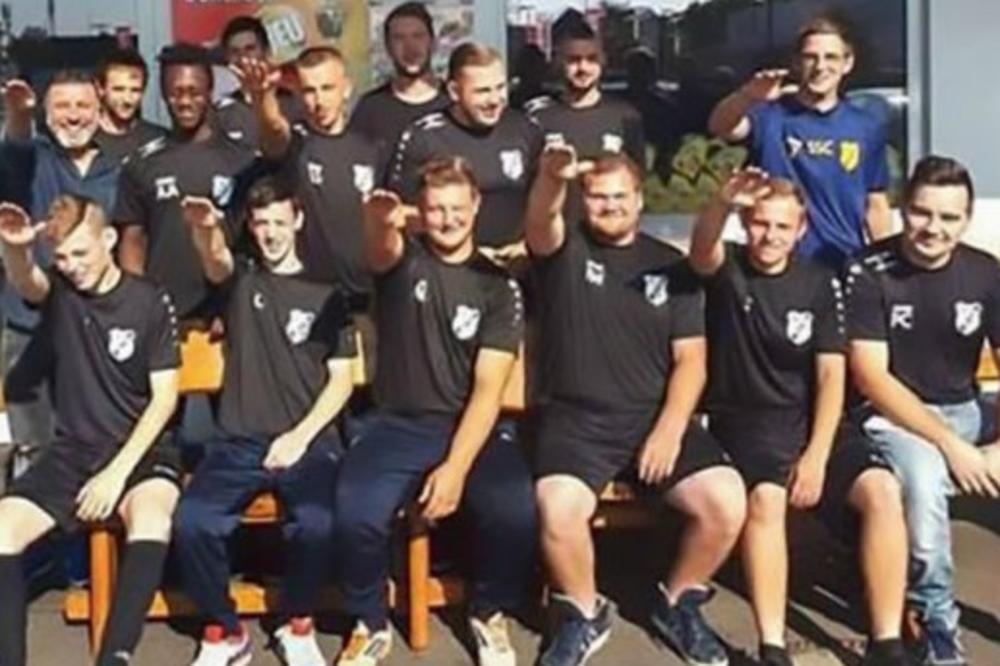 SVET ZGROŽEN, NEMAČKI FUDBALERI SALUTIRALI KAO NACISTI: Nagovorio ih sponzor Turčin, a oni sa osmehom od uva do uva pokazali nacistički pozdrav!